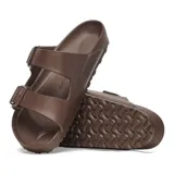 Sandalias Birkenstock Arizona Eva color marrón, de dos tiras ajustables con hebillas grabadas. Confeccionadas en goma EVA ligera y resistente al agua.