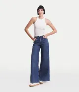 Musculosa básica de cuello redondo, confeccionada en tejido rib de algodón con textura acanalada y ajuste al cuerpo.