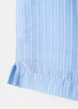Short celeste con sutiles rayas verticales blancas, de tiro regular y silueta relajada, con cintura elástica.