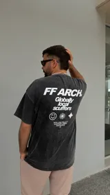 Remera negra de corte oversized con estampa en la espalda.