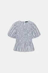 Top de cuello redondo con cuerpo de nido de abeja elástico y mangas cortas abullonadas con elástico en los puños. Presenta un diseño de rayas verticales en tonos azul, rojo y negro, con un bajo estilo peplum y cierre de botón en la espalda.