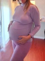 Polera de algodón elastizado color lila, con cuello alto y manga larga. Presenta un diseño funcional con apertura horizontal oculta en el pecho, ideal para lactancia.