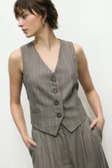 Chaleco sastrero gris con rayas verticales finas color rosa.