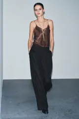 Pantalón de tiro alto con pierna ancha, confeccionado con detalle de pinzas en el delantero, bolsillos laterales y cierre frontal con cremallera y gancho metálico.