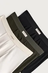 Pack de tres calzoncillos tipo bóxer de tejido elástico con acabado aterciopelado y cintura elástica. Incluye colores negro, verde militar y blanco.