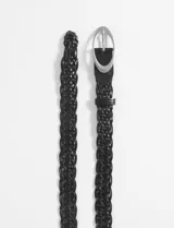 Cinturón de cuero sintético negro con diseño entrelazado y hebilla ovalada metálica en color plateado.