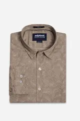 Camisa de hombre de manga larga con look lino, confeccionada en algodón. Presenta un estampado integral de hojas en tonos azul, beige y terracota, con cierre frontal abotonado y logo bordado en el pecho.