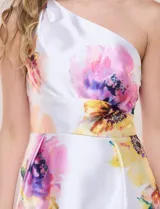 Vestido midi de tafeta blanca con estampado floral en tonos rosados, amarillos y morados. Presenta diseño de un solo hombro, corte en la cintura y falda evasé con vuelo.