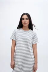 Vestido largo de algodón con rayas horizontales finas en color gris y blanco, corte recto y mangas cortas.