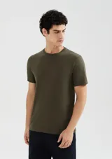 Camiseta básica de manga corta y cuello redondo, color rojo oscuro.