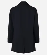 Blazer negro de poliéster y elastano, corte sastrero alargado, con cuello solapa y mangas largas con pliegues.