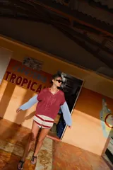 Short de tejido de punto color marrón, con cordón ajustable en la cintura y patrón texturizado en zigzag.