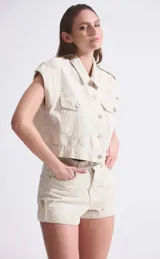 Chaleco crudo con detalle de botón en hombros, de corte cropped y confeccionado en algodón.