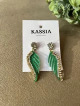 Aros colgantes con forma de ala color verde esmeralda y borde con strass plateado.