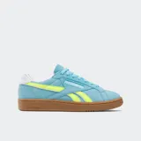 Championes Reebok Club C Grounds UK color celeste con detalles en amarillo y suela marrón.