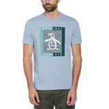 Remera celeste de algodón con estampa frontal de un pingüino blanco dentro de un rectángulo con fondo verde y texto "Original Penguin".