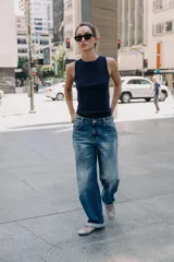 Top de punto color amarillo mostaza, con cuello redondo y manga sisa. Acabados en rib a tono.