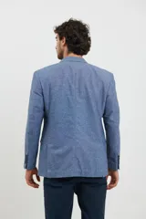Saco azul piedra de corte clásico, con solapas de muesca, cierre de dos botones, bolsillo en el pecho y bolsillos delanteros con solapa.