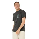 Remera de manga corta color negro con estampado pequeño en el pecho que incluye palmeras y el logo de la marca Rip Curl.