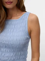 Blusa sin mangas color bordó con cuello redondo, calce regular y detalle de smock en todo el cuerpo, con terminación con volados.