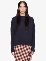 Sweater azul marino de mohair con cuello redondo y corte holgado.