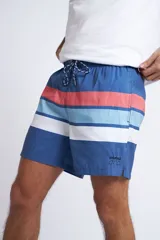 Short de baño con cintura elástica y cordón ajustable, confeccionado en tela ligera de secado rápido. Presenta un estampado botánico integral en tonos amarillos, blancos y azules, con dos bolsillos delanteros y uno posterior.