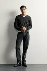 Jersey regular fit de punto ligero color gris oscuro, tejido en hilatura de lana con cuello en V, manga larga y acabados en rib.