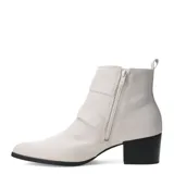 Botas de caña baja confeccionadas en cuero negro con textura granulada. Presentan un diseño con dos correas decorativas con hebillas metálicas oscuras en el lateral y un taco cuadrado de altura media.