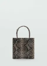 Bolso tipo tote mini de diseño cuadrado con estampado de piel de serpiente. Cuenta con doble asa superior y cierre de botón a presión en las asas.