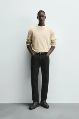 Pantalón de jean corte slim fit, color gris con efecto lavado. Presenta diseño de cinco bolsillos, cierre frontal con cremallera y botón, y tejido elástico.