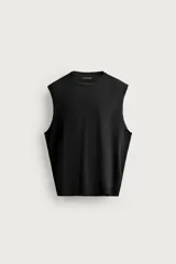 Camiseta tank de punto de algodón, color negro, de corte relaxed fit con cuello redondo, manga sisa y acabados irregulares.