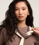 Blusa de ribana color marrón, con cuello redondo ajustado y mangas cortas.