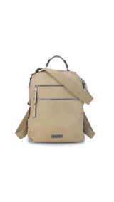 Mochila color beige de símil cuero con doble apertura superior con cierre. Incluye dos bolsillos al frente con cierres metálicos, asa rígida de mano y correa de galón. En la espalda correas de galón regulables.