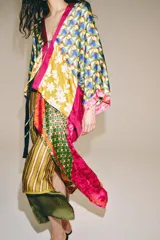 Kimono de viscosa con estampado multicolor de flores y patrones geométricos, escote en V, mangas tres cuartos y cierre frontal con tiras para anudar.