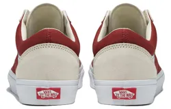 Championes Vans modelo Old Skool, con diseño de caña baja, confeccionados en una combinación de lona roja y gamuza en tono crema. Presentan la icónica franja lateral Sidestripe en blanco, cierre de cordones, puntera reforzada y suela de goma con diseño de gofre.