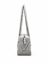Cartera de cuero tipo baguette, con formato alargado, acabado de efecto vintage, dos asas largas para llevar al hombro y cierre superior.