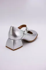 Zapatos Mary Jane de cuero negro, con punta cuadrada, tira sobre el empeine con hebilla dorada y taco bloque.