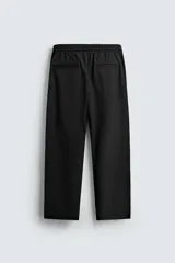 Pantalón regular fit color marrón oscuro, confeccionado en tejido con viscosa. Cuenta con cintura elástica, bolsillos delanteros y detalle de bolsillos traseros de vivo. El cierre frontal es con cremallera y botón.