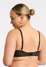 Soutien de encaje negro, marca Montelle, sin aro y con copa formada. Abrocha en la espalda con tres posiciones.