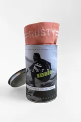 Boxer salmón de la marca Rusty con el nombre de la marca estampado en la cintura elástica.