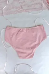 Bombacha tiro alto color rosa, confeccionada en algodón elastizado y puntilla elastizada.