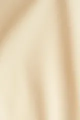 Top de manga corta color crema, con cuello redondo y pinzas moldeadoras en la cintura que le dan un bajo acampanado.