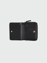 Billetera compacta Marc Jacobs de cuero negro con cierre perimetral y broches dorados. El interior cuenta con múltiples ranuras para tarjetas y compartimento para billetes.