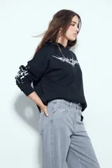 Pantalón de denim con corte barrel, de silueta relajada y tiro medio, en color gris lavado.