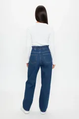 Pantalón de jean azul de corte recto y tiro alto, con cintura elástica tipo paperbag y cierre frontal con botón y cremallera.