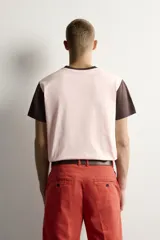 Camiseta de corte regular fit en color rosado, con cuello redondo y mangas cortas en color marrón oscuro a contraste.