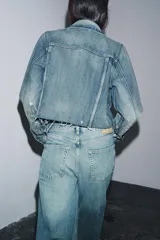 Pantalón de jean celeste de tiro medio, corte ancho y terminación con dobladillo.