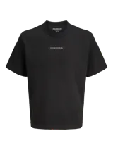 Remera de manga corta y cuello redondo con ajuste relajado. Presenta una textura acanalada sutil y un pequeño logo estampado en el centro del pecho. Confeccionada en una mezcla de algodón y poliéster reciclado.