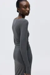 Vestido midi entallado de punto de viscosa, con escote bote, mangas largas y laterales fruncidos que crean un efecto drapeado.
