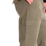 Pantalon cargo de corte recto, color verde oliva, con bolsillos laterales de parche, bolsillos traseros con solapa y bolsillos cargo adicionales. Confeccionado en sarga de algodón.